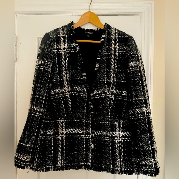 EXPRESS BLAZER: black and white Chanel classic look! Works with so many outfits - Picture 6 of 6